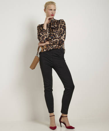 panterprint blouse met strikkraag